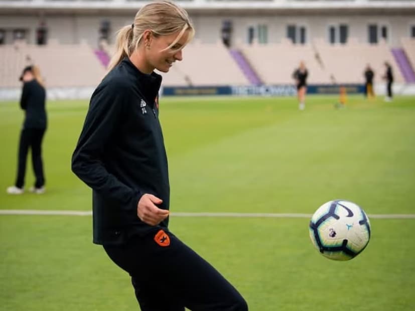 সুইনডনে-জন্মেছেন Lauren৷  ১৬ বছর বয়সে ক্রিকেটে আসার আগে Reading FC Academy-র জন্য ফুটবল খেলতেন। তাঁর বাবা তাঁকে ক্রিকেট খেলার জন্য উৎসাহ দিতেন। লরেন ২০২২-এ টেস্ট, ODI আর T20I-তে ইংল্যান্ডের হয়ে ডেবিউ করেন এবং দ্রুতই দলের গুরুত্বপূর্ণ ক্রিকেটার হয়ে ওঠেন। তাঁর ন্যাচারাল সুইং, বাউন্স আর পেস তাঁকে মহিলা ক্রিকেটে সবচেয়ে ভয়ংকর পেসারদের মধ্যে অন্যতম করে তুলেছে।