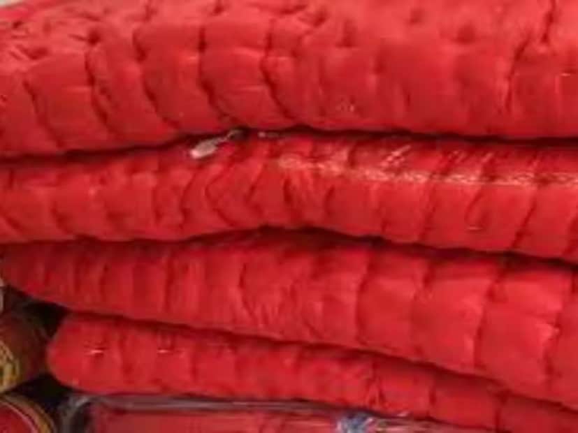 তবে এর পিছনে রয়েছে আরও কিছু কারণ। এর মধ্যে অন্যতম হচ্ছে, লেপ কখনও ধোয়া যায় না। অথচ ব্যবহার হয় বছরের পর বছর। আর লাল কাপড় ব্যবহারের ফলে সহজে ময়লা চোখে পরে না। আর সেই কারণেই লেপের তুলোর কভারগুলি লাল করা হয়। তবে এ ক্ষেত্রেও মতান্তর রয়েছে।