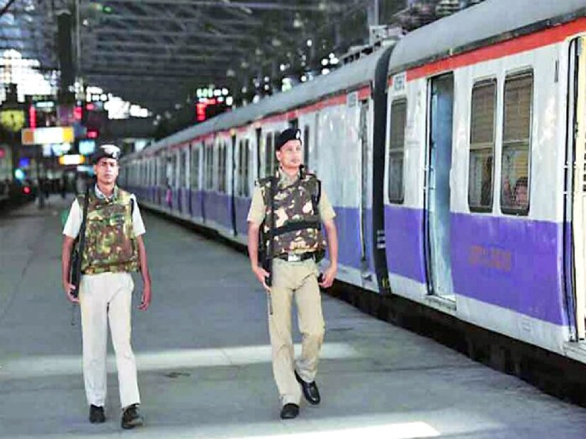 কলকাতা: পূর্ব রেলের আরপিএফ কর্তৃক অসাধারণ কাজ। “অপারেশন আহ্‌ত” এবং “অপারেশন নানহে ফারিস্তে”-এর অধীনে দ্রুত পদক্ষেপ। পূর্ব রেলের রেলওয়ে সুরক্ষা বাহিনী (আরপিএফ) তার এলাকা জুড়ে যাত্রীদের নিরাপত্তা নিশ্চিত করতে এবং  সুরক্ষার জন্য তাদের প্রতিশ্রুতি অব্যাহত রেখেছে। ০১.১১.২০২৫ তারিখে, আরপিএফ কর্মীরা মানব পাচারের একটি ঘটনা সফলভাবে সনাক্ত করে এবং দুটি পৃথক ঘটনায় একটি নাবালিকা মেয়েকে উদ্ধার করে দৃষ্টান্তমূলক সতর্কতা এবং নিষ্ঠা প্রদর্শন করেছেন।