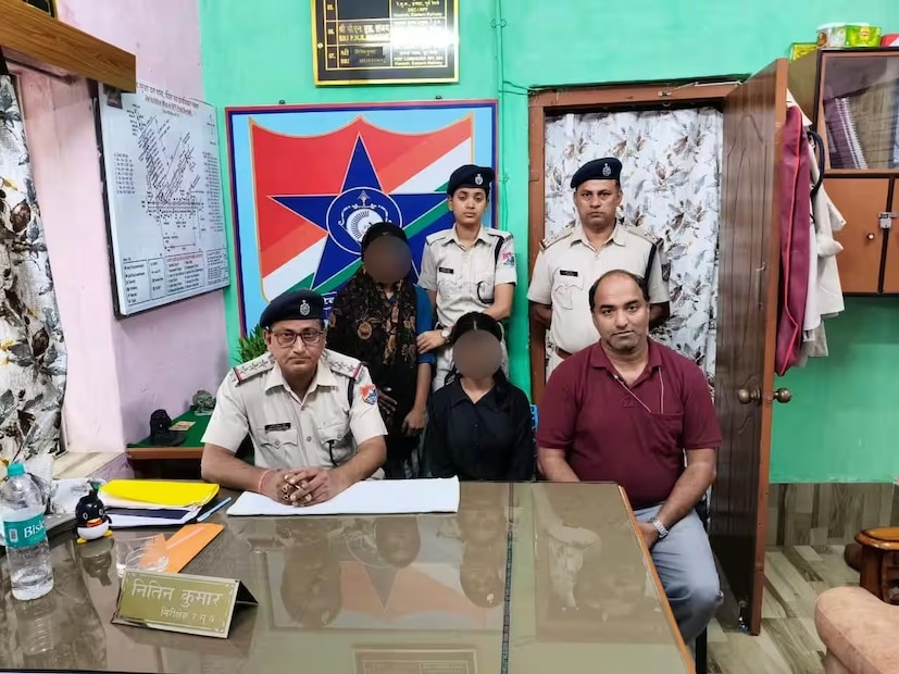 ১. “অপারেশন আহ্‌ত”-এর অধীনে মানব পাচার সনাক্তকরণ:০১.১১.২০২৫ তারিখে, পূর্ব রেলের হাওড়া বিভাগের অধীনে আরপিএফ পোস্ট/ব্যান্ডেলের আরপিএফ কর্মকর্তারা “অপারেশন আহ্‌ত”-এর অধীনে তাৎক্ষণিকভাবে কাজ করে ব্যান্ডেল রেলওয়ে স্টেশন থেকে একজন নাবালিকা মেয়েকে উদ্ধার করেন এবং একজন মহিলা পাচারকারীকে গ্রেপ্তার করেন। উদ্ধারকৃত শিশু এবং গ্রেপ্তারকৃত অভিযুক্তদের জিআরপিএস/ব্যান্ডেলের কাছে হস্তান্তর করা হয়েছে। অভিযুক্তের বিরুদ্ধে ভারতীয় ন্যায় সংহিতা (BNS) এবং শিশু শ্রম (নিষেধ ও নিয়ন্ত্রণ) আইনের প্রাসঙ্গিক ধারায় মামলা দায়ের করা হয়েছে, যার নাম মামনি - মিমি মণ্ডল।