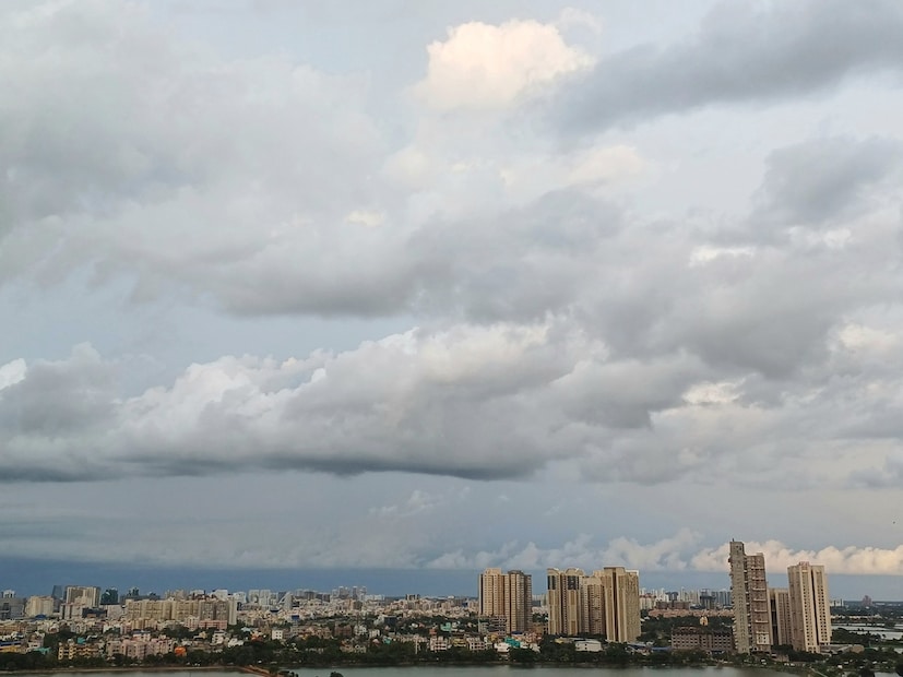 ঘূর্ণিঝড় তৈরি হলে তার নাম হবে ‘সেনিয়ার’ (SEN-YAAR)। এর নাম দিয়েছে সংযুক্ত আরব আমিরশাহী। যার অর্থ ‘সিংহ’ (LION)। এটির ক্রমশ অন্ধ্রপ্রদেশ উপকূলের দিকে অভিমুখ। নভেম্বর মাসের শেষে অথবা ডিসেম্বরের শুরুতে বিশাখাপত্তনমের কাছাকাছি ল্যান্ডফল হওয়ার সম্ভাবনা রয়েছে।