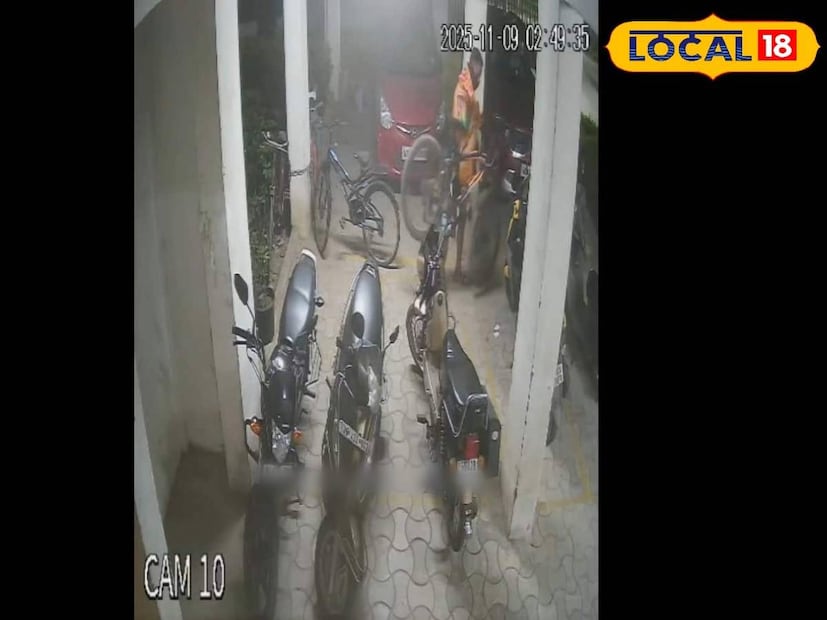 অন্যদিকে ফাল্গুনী ২-এর বাসিন্দা পূর্ণচন্দ্র চট্টোপাধ্যায় কর্মসূত্রে জেলার বাইরে রয়েছেন। বাড়িতে কেউ না থাকার সুযোগে একই দিনে এই ফ্ল্যাটেও চুরির ঘটনা ঘটে। প্রতিবেশীদের দাবি, শব্দ শুনতে পেয়ে তাঁরা বেরিয়ে দেখেন বেশ কয়েকজন চোর পালিয়ে যাচ্ছে।