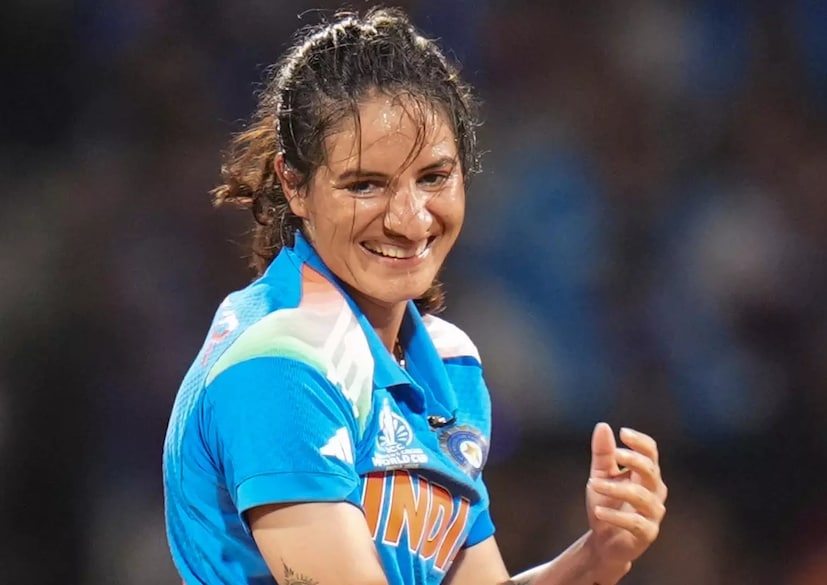 সেমিফাইনাল ম্যাচের অর্ধেকটা তিনি দেখেছেন, কিন্তু ফাইনাল ম্যাচের অর্ধেকের একটু বেশি দেখেছেন, আর রেণুকা হিমাচলপ্রদেশের জন্য গৌরব বয়ে এনেছেন! ফোনে কথোপকথনের সময় রেণুকার গলার স্বর ভালভাবে যদিও শোনা যায়নি, তবে মুখ্যমন্ত্রীর উত্তর থেকে মনে হচ্ছে রেণুকা মুখ্যমন্ত্রীর কাছে সরকারি চাকরি চেয়েছিলেন। সুখু উত্তর দিয়েছিলেন, ‘‘হ্যাঁ... আমি অবশ্যই এটা করব। তুমি আগে আমার সঙ্গে দেখা করেছ, আর এখন আমি তোমার চাকরির ব্যাপারেও কিছু করব। তোমার আমার সঙ্গে দেখা করা উচিত। আগে খুশি হও। আমার মনে হয় তুমি এখনই ঘুম থেকে উঠেছো। এটা খুবই খুশির বিষয়। ধন্যবাদ।’’