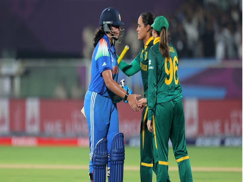 খেলার যখন ১০ ওভার বাকি ছিল তখন ভারত অধিনায়ক হরমনপ্রীত কউর আউট হয়ে যান৷ ভারত সেই সময়ে ঠিকঠাক জায়গায় ছিল৷ কিন্তু পাহাড় প্রমাণ স্কোর করার জন্য তাদের দ্রুতগতিতে রান তোলা প্রয়োজন ছিল। এই ধরণের পরিস্থিতিতে রিচা যে কার্যকারী তা সকলেই জানেন৷ এবারের বিশ্বকাপে ফর্মেও রয়েছেন উইকেটকিপার ব্যাটসম্যান৷ পরিস্থিতিটি রিচা ঘোষের জন্য উপযুক্ত বলে মনে হয়েছিল, যিনি তাঁর ক্লিন হিটিং এবং ইনিংস ফিনিশ করার ক্ষমতার জন্য পরিচিত।