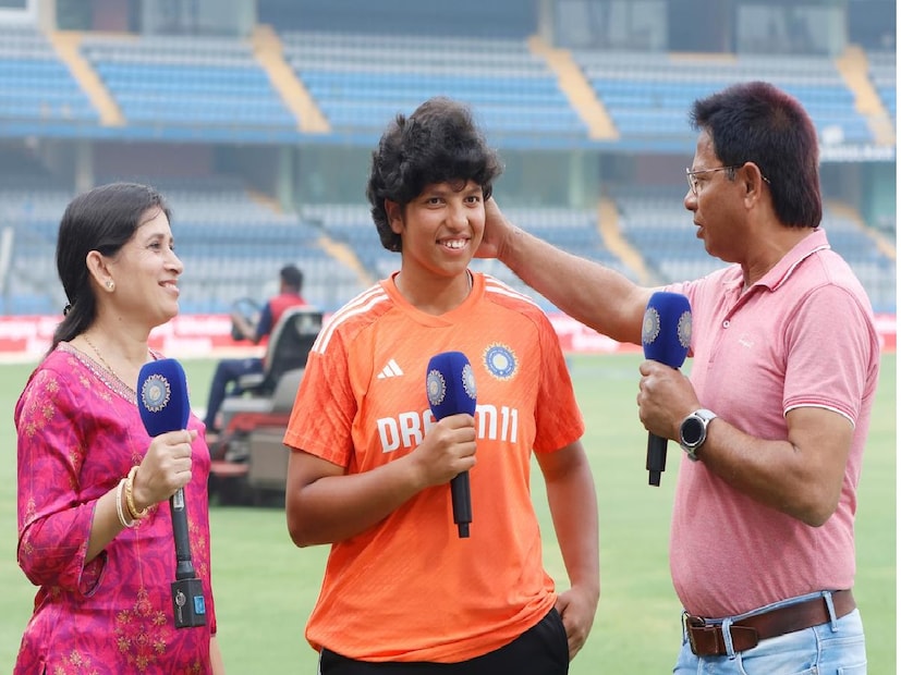 বিশ্বজয়ের রাত কেবল ভারতের নয়, শিলিগুড়িরও উৎসব। কারণ এই শহরের মেয়েই আজ দেশের মুখ উজ্জ্বল করেছে। রিচা ঘোষ প্রমাণ করে দিলেন— মনের জোর থাকলে কোনও স্বপ্নই দূর নয়। ছোট্ট শহরের মাটি থেকে উঠে এসে বিশ্বকাপের মঞ্চে দাঁড়িয়ে রিচা যেন বলে দিলেন— “অসম্ভব বলে কিছু নেই।” Input- Rittick Bhattacharya