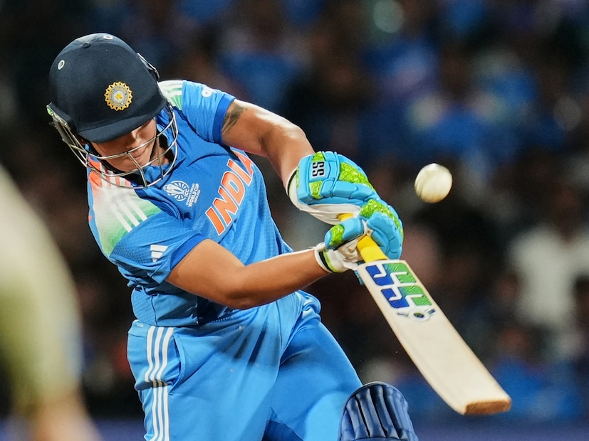 রিচার ঝোড়ো ব্যাটিং: বাংলায় মেয়ে রিচা ঘোষও ভারতের বিশ্বকাজ জয়ে বড় ভূমিকা পালন করেছেন। স্লগ ওভারে ব্যাটিং করতে নেমে ২৪ বলে ৩৪ রানের মারকাটারি ইনিংস খেলেন রিচা। একইসঙগে উইকেটকিপার হিসেবেও ফাইনালে নিখুঁত পারফরম্যান্স দিয়েছেন রিচা ঘোষ।