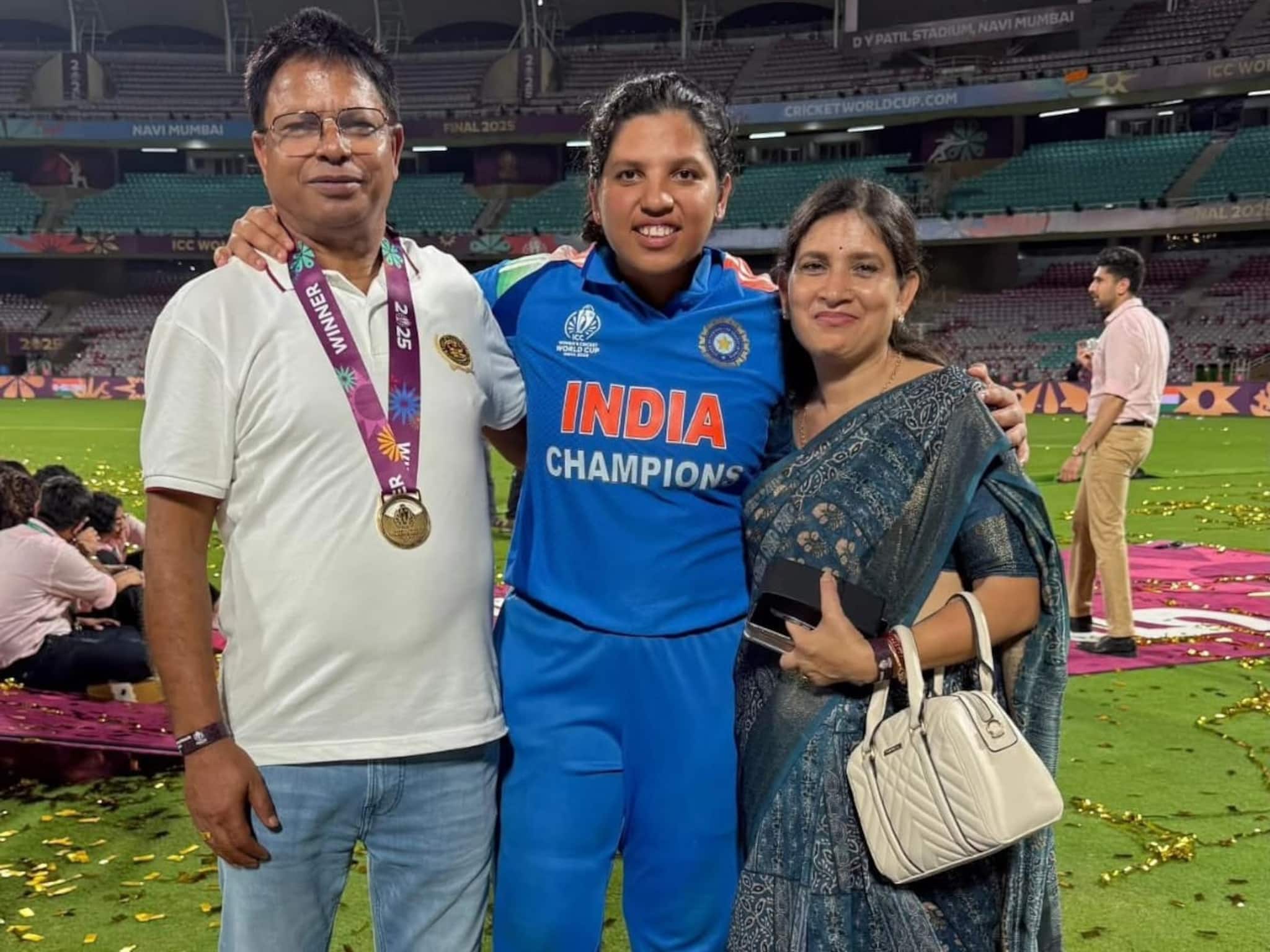 Richa Ghosh : বিশ্বকাপজয়ী একমাত্র বাঙালি...! সৌরভ, ঝুলন যা পারেননি, পারলেন শিলিগুড়ির মেয়ে! কীভাবে সেলিব্রেশন, জানালেন রিচার বাবা