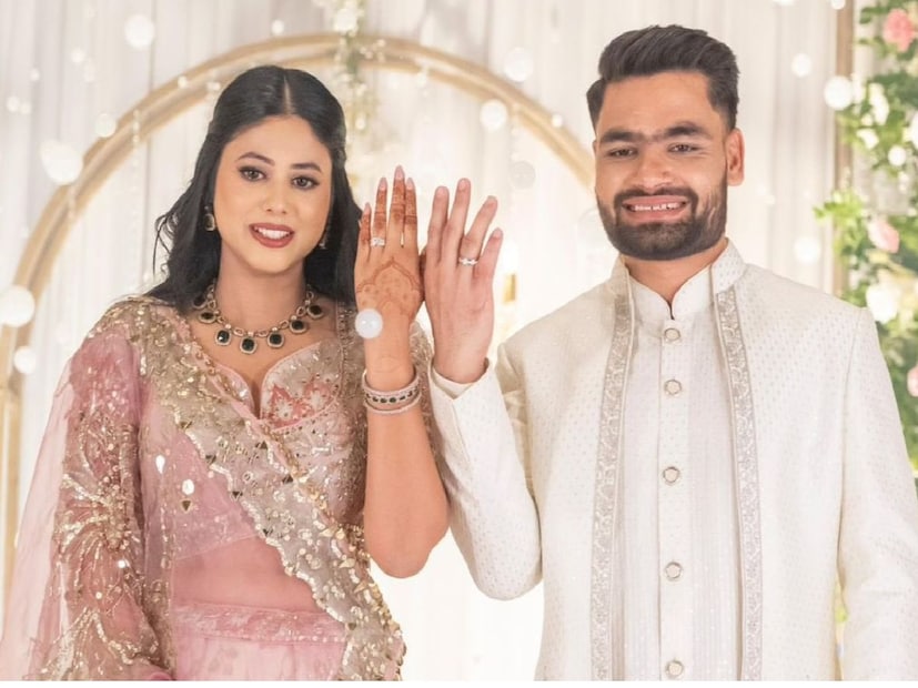 : রিঙ্কু সিং এবং প্রিয়া সরোজদের এনগেজমেন্ট ঘিরে চমকে গিয়েছিল সকলে৷ সোশ্যাল মিডিয়ায় আলোড়ন তুলেছিলেন পাওয়ার কাপল। তাঁদের পরিবার তাঁদের বাগদানের ঘোষণা দিয়ে তাঁদের সম্পর্কে সিলমোহর তাদের রসায়ন নিয়ে জল্পনা-কল্পনা করছিল। এটি ছিল তারকাখচিত একটি অনুষ্ঠান, যেখানে ভারতীয় ক্রিকেট এবং রাজনৈতিক দুনিয়ার সেলিব্রিটিরা উপস্থিত ছিলেন। : রিঙ্কু সিং এবং প্রিয়া সরোজদের এনগেজমেন্ট ঘিরে চমকে গিয়েছিল সকলে৷ সোশ্যাল মিডিয়ায় আলোড়ন তুলেছিলেন পাওয়ার কাপল। তাঁদের পরিবার তাঁদের বাগদানের ঘোষণা দিয়ে তাঁদের সম্পর্কে সিলমোহর তাদের রসায়ন নিয়ে জল্পনা-কল্পনা করছিল। এটি ছিল তারকাখচিত একটি অনুষ্ঠান, যেখানে ভারতীয় ক্রিকেট এবং রাজনৈতিক দুনিয়ার সেলিব্রিটিরা উপস্থিত ছিলেন।