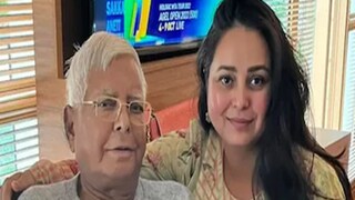 লালুপ্রসাদ যাদবের সঙ্গে মেয়ে রোহিনী৷ ফাইল ছবি লালুপ্রসাদ যাদবের সঙ্গে মেয়ে রোহিনী৷ ফাইল ছবি