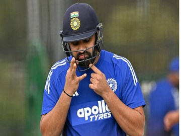 দলে জায়গা রাখতে ঝুঁকতেই হল রোহিত শর্মাকেও, কেরিয়ার বাঁচাতে ঘরোয়া ক্রিকেটে খেলতে রাজি