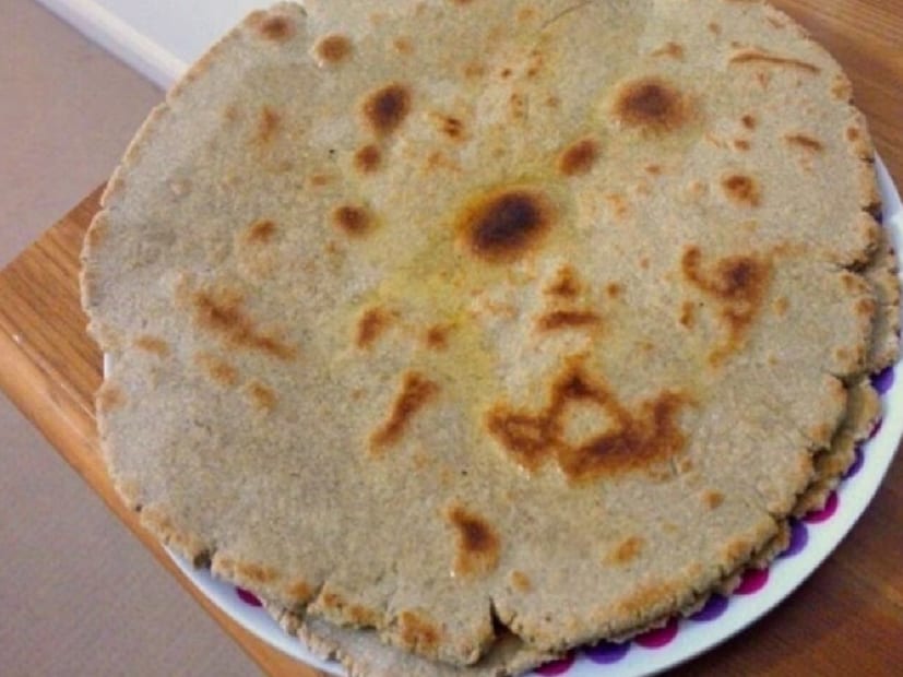 *রুটি পাতলা করে গড়ে নেওয়ার সময়, এটির স্বাদ এবং মানের জন্য গুরুত্বপূর্ণ। খুব ঘন রুটি সঠিকভাবে রান্না হয় না এবং শক্ত হয়ে যায়। পাতলা করে গড়িয়ে নেওয়া রুটি দ্রুত রান্না হয়, হালকা হয় এবং খেতে সুস্বাদু হয়।