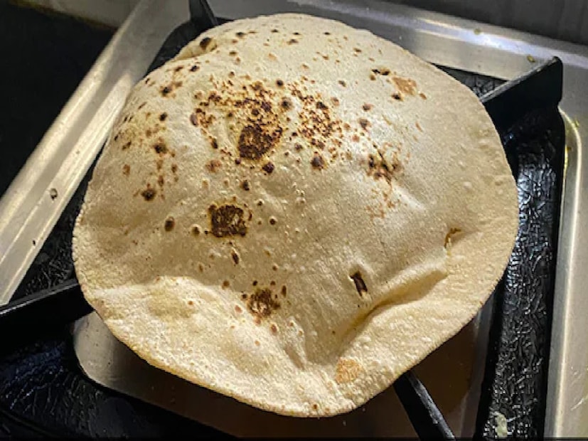 *কিছু মানুষ রুটি সতেজ রাখার জন্য রুটি অ্যালুমিনিয়াম ফয়েলে মুড়ে রাখে। কিন্তু এটি স্বাস্থ্যের জন্য বিপজ্জনক। অ্যালুমিনিয়াম তাপমাত্রার সঙ্গে প্রতিক্রিয়া করতে পারে এবং খাবারে দ্রবীভূত হতে পারে। দীর্ঘমেয়াদে, এটি ডিমেনশিয়া এবং আলঝাইমার রোগের ঝুঁকি বাড়ায়। পরিবর্তে, রুটি সাদা সুতির কাপড়ে মুড়িয়ে রাখা ভাল। এতে রুটি নরম এবং নিরাপদ রাখে।