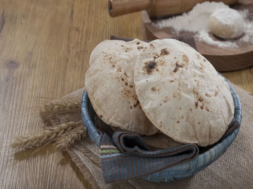 *অনেক মানুষ আরেকটি ভুল করে থাকেন তা হল রুটি মাখার পরপরই রুটি রান্না করা। মাখার পর কমপক্ষে ১৫ মিনিট আটা রেখে দিন। এটি ময়দার গ্লুটেনকে স্থিতিশীল করে, রুটি নরম করে এবং ভাল ব্যাকটেরিয়া তৈরি করে। এই পদ্ধতিতে তৈরি রুটি সহজে হজম হয় এবং শরীর সম্পূর্ণ পুষ্টি পায়।