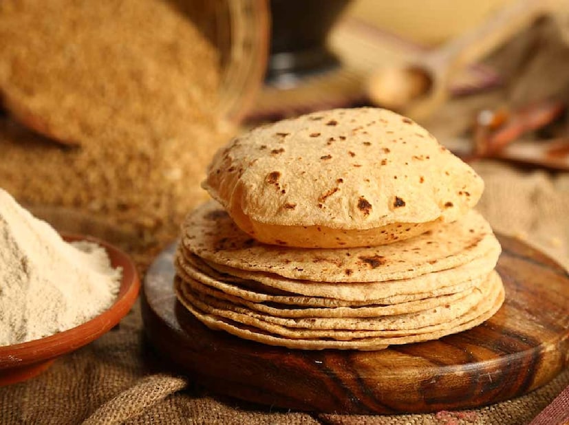 *রুটি তৈরিতে নন-স্টিক প্যান ব্যবহার করা সহজ হলেও এটি স্বাস্থ্যের জন্য ক্ষতিকর। নন-স্টিক প্যান রাসায়নিক পদার্থ দিয়ে তৈরি। দীর্ঘমেয়াদী ব্যবহারের ফলে শরীরে বিষাক্ত প্রভাব পড়তে পারে। পরিবর্তে, লোহার প্যান ব্যবহার করা ভাল। এটি খাবারে আয়রনের পরিমাণ বাড়ায় এবং চাপাতির স্বাদও বাড়ায়।