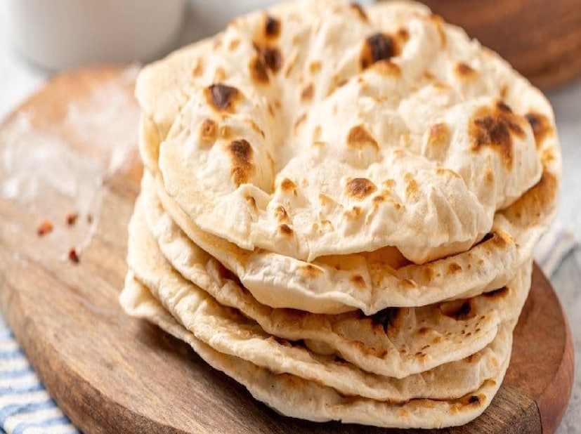 *মাল্টিগ্রেইন ময়দা ব্যবহার এড়িয়ে চলুন: মাল্টিগ্রেইন ময়দা সম্প্রতি জনপ্রিয় হয়ে উঠেছে। এতে বার্লি, গম, ওটস, বাদামী চাল এবং কিনোয়ার মতো বেশ কয়েকটি শস্যের মিশ্রণ রয়েছে। কিন্তু সব শস্য একই গতিতে হজম হয় না। এগুলো একসঙ্গে খেলে পাচনতন্ত্রের উপর অনেক চাপ পড়ে। ফলে, পুষ্টি উপাদান শরীর দ্বারা সঠিকভাবে শোষিত হয় না। গম বা একক শস্যের ময়দা দিয়ে তৈরি চাপাতি একটি স্বাস্থ্যকর বিকল্প।