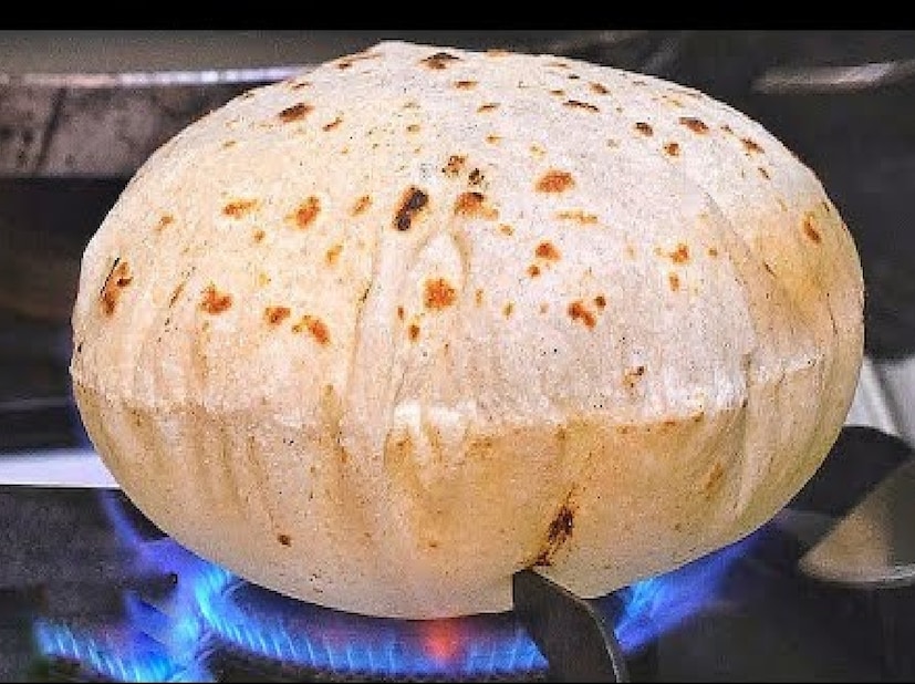 *রুটি তৈরির সময় সাধারণ ভুল: রুটি তৈরির সময় অনেকেই অনিচ্ছাকৃতভাবে কিছু ভুল করে ফেলেন। ফলে খাবারের পুষ্টিগুণ নষ্ট হতে পারে এবং শরীরের ক্ষতি হতে পারে। ডায়েটিশিয়ান লাভলিন কৌরের মতে, রুটি তৈরির সময় মাল্টিগ্রেইন ময়দা, নন-স্টিক প্যান এবং অ্যালুমিনিয়াম ফয়েল এড়িয়ে চলা উচিত।