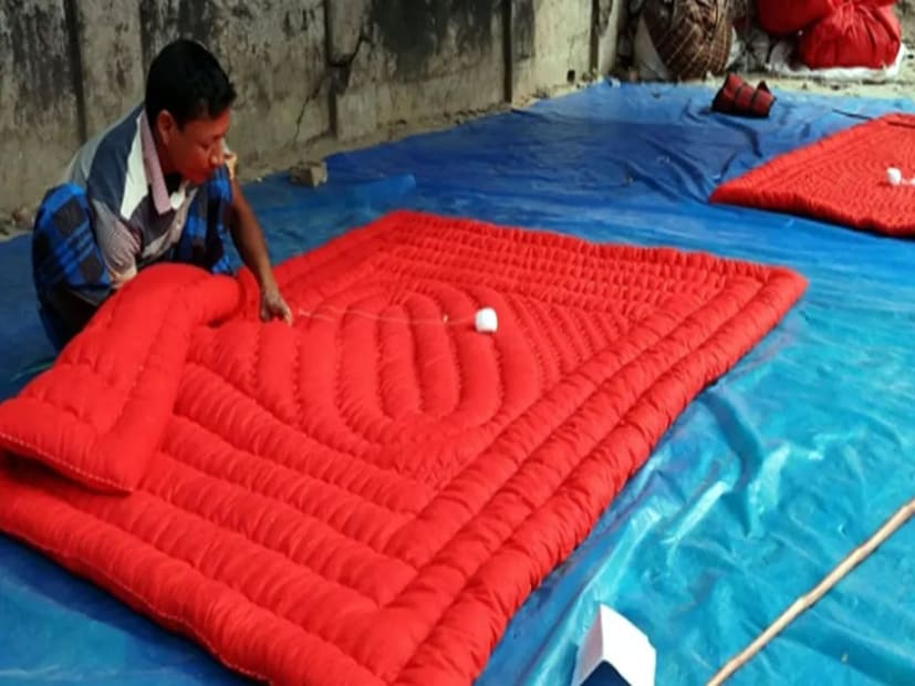 উত্তরবঙ্গের দার্জিলিঙে ৪ ডিগ্রি সেলসিয়াসের ঘরে পৌঁছেছে সর্বনিম্ন তাপমাত্রা। পার্বত্য এলাকায় ৪ থেকে ৬ ডিগ্রি সেলসিয়াসের মধ্যে তাপমাত্রা থাকবে আগামী সাতদিন। উত্তরবঙ্গের সমতল ও মালদহ-সহ অন্যান্য জেলাতে ১৩ থেকে ১৫ ডিগ্রি সেলসিয়াসের মধ্যে থাকতে পারে সর্বনিম্ন তাপমাত্রা, এমনটাই অনুমান আবহাওয়া দফতরের। তাপমাত্রার খুব বেশি তারতম্য হবে না।