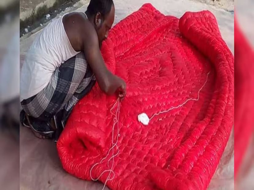 কনকনে ঠান্ডার পারদ যত নামবে, ঠিক ততই বাড়বে শীত-পোশাক থেকে লেপ-কম্বলের চাহিদা। শীতের মরশুমি ব্যবসার এই সুযোগ হাতছাড়া করতে চাইছেন না দোকানিরাও। শীত আসার আগেই দেখা যায় লেপ ও তোষকের দোকান ছেয়ে যায় লাল আভায়!