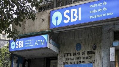 এসবিআই EBLR এবং RLLR উভয়ই কমিয়েছে- ভারতের স্টেট ব্যাঙ্ক তার গ্রাহকদের জন্য স্বস্তি প্রদান করেছে। এসবিআই EBLR এবং RLLR উভয়ই ২৫ বেসিস পয়েন্ট কমিয়েছে। এসবিআই EBLR হার ৮.১৫ শতাংশ থেকে কমিয়ে ৭.৯০ শতাংশ করা হয়েছে, যেখানে এসবিআই RLLR হার ৭.৭৫ শতাংশ থেকে কমিয়ে ৭.৫০ শতাংশ করা হয়েছে। তবে, চূড়ান্ত সুদের হার গ্রাহকের ক্রেডিট ঝুঁকি প্রোফাইল এবং ব্যাঙ্ক স্প্রেডের উপর নির্ভর করবে। তবুও, এর ফলে EMI হ্রাস পাবে বলে আশা করা হচ্ছে।