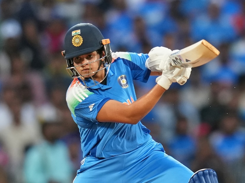 সেমি ফাইনালের আগে দলে সুযোগ পান শেফালি। অজিদের বিরুদ্ধে বড় রান না পেলেও ফাইনালে অনবদ্য ব্যাটিং করলেন ভারতীয় ওপেনার। কামব্যাকে নিজে করলেন প্রমাণ।