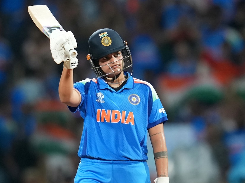 শেফালি বর্মার ইনিংস: একটা সময় দল থেকে বাদ পড়েছিলেন। তারপর প্রতীকা রাওয়াল চোট পেয়ে ছিটকে যাওয়ায় সেমিফাইনালে ডাক পান দলে। আর ফাইনালে ব্যাটে-বলে অনবদ্য পারফর্ম করলেন শেফালি। ৮৭ রানের ইনিংস খেলার পাশাপাশি ২ উইকেট নেন বোলিংয়ে। কঠিন সময়ে পার্টনারশিপ ভেঙে ভারতকে ম্যাচে ফেরান শেফালি।