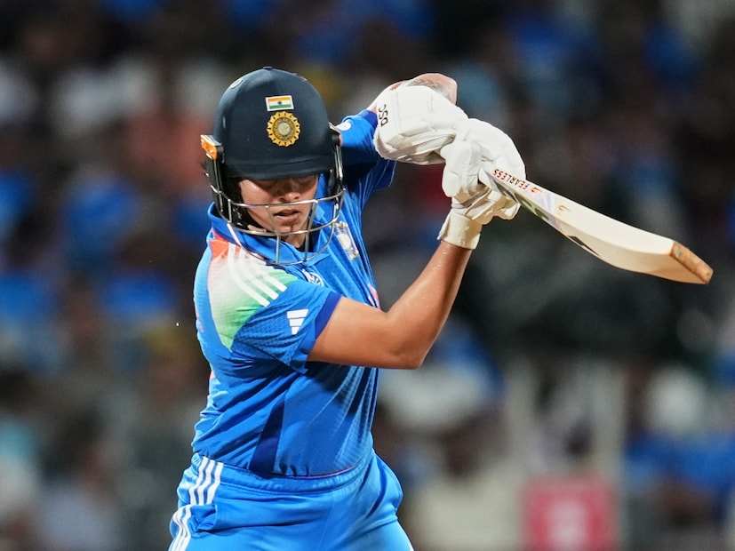 ফাইনালে শুরু থেকেই আক্রমণাত্মক মেজাজে ব্যাটিং করেন শেফালি ভার্মা। একের পর এক মারকাটারি শট খেলেন তিনি। ওপেনিং জুটিতে স্মৃতি মন্ধনার সঙ্গে শতরানের পার্টনারশিপও করেন।