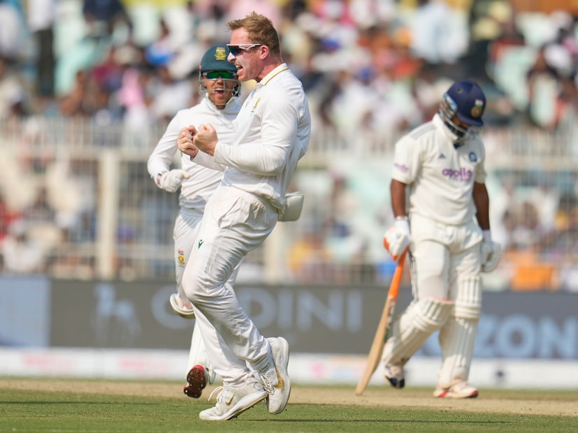 ভারত সফরে আসার আগে সাইমন হারমারের নাম অনেকেই শোনেননি। কিন্তু এই অফ স্পিনারই ইডেনে নিজের অফ স্পিনের ফাঁদে ফেলে ভারতীয় ব্যাটারদের নাকানি-চোবানি খাওয়ালেন।