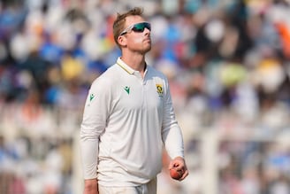 দক্ষিণ আফ্রিকার 'মুরলীধরন'! হাজার উইকেটের মালিক, তারই ভেলকিতে কুপকাত গম্ভীরের দল