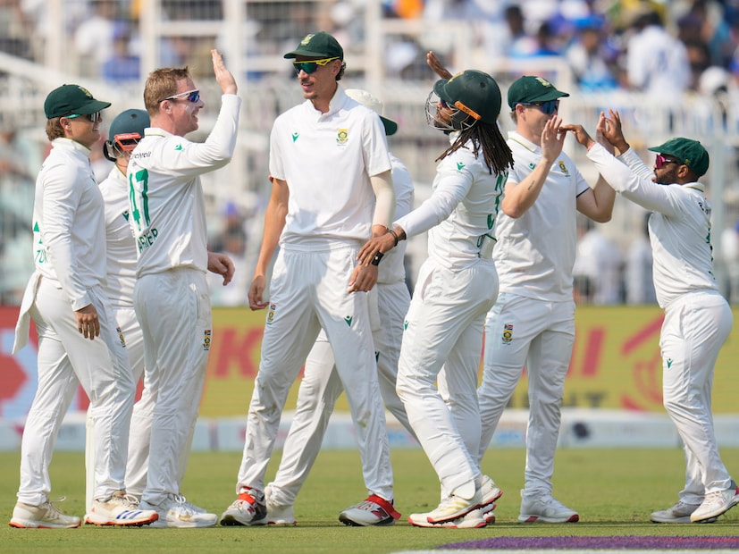 প্রোটিয়া কোচ ইডেন টেস্ট শুরুর আগেই বলে দিয়েছিলেন তাদেরও দলেও এমন স্পিনার রয়েছে যারা ভারতের মাটিতে টেস্ট জেতাতে পারে। আর প্রোটিয়া কোচের কতটা সঠিক, তা ম্যাচে টের পেল ভারতীয় দল। প্রোটিয়া কোচ ইডেন টেস্ট শুরুর আগেই বলে দিয়েছিলেন তাদেরও দলেও এমন স্পিনার রয়েছে যারা ভারতের মাটিতে টেস্ট জেতাতে পারে। আর প্রোটিয়া কোচের কতটা সঠিক, তা ম্যাচে টের পেল ভারতীয় দল।