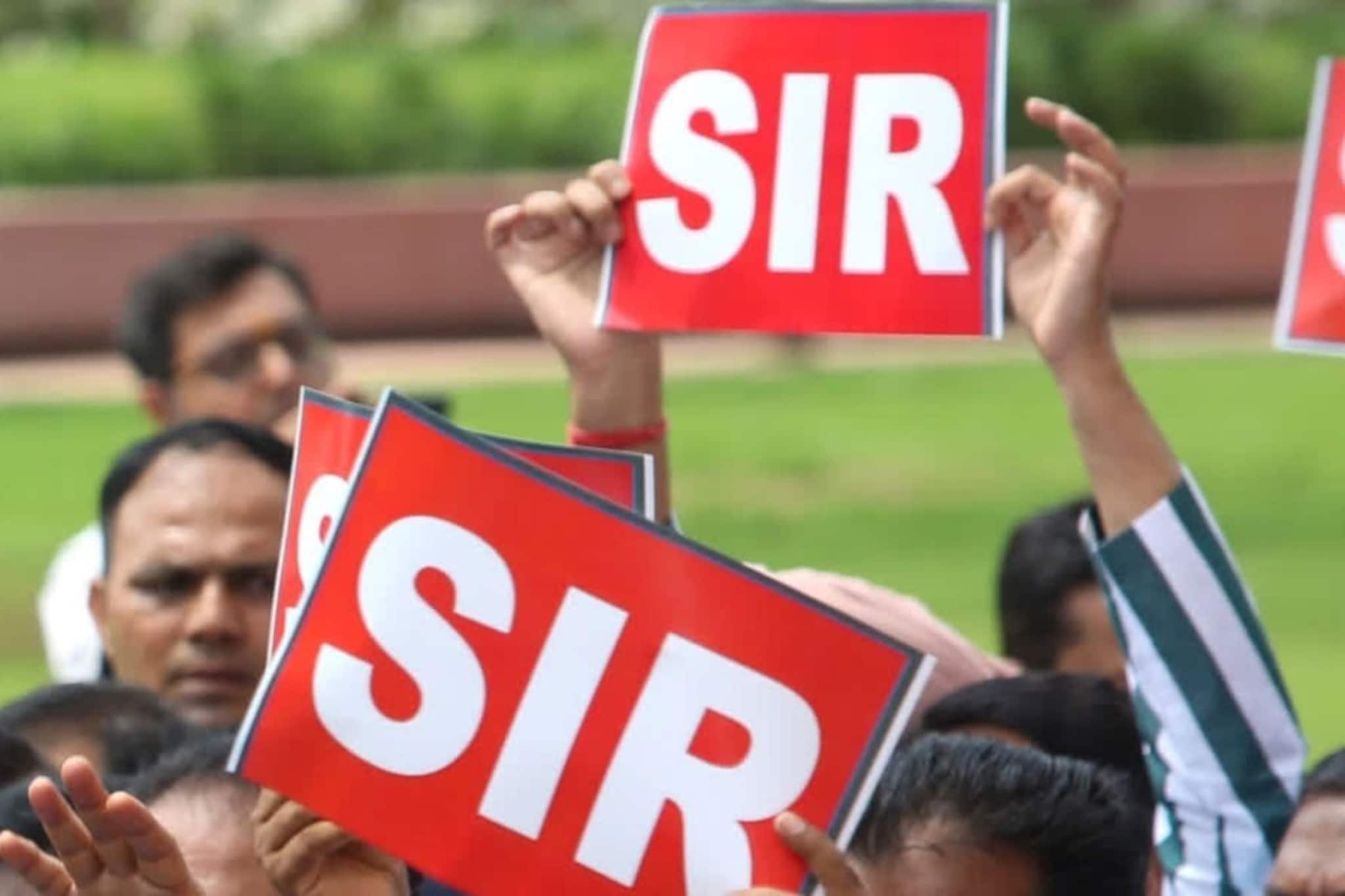 SIR নিয়ে কমিশনের দাবি স্বচ্ছতা, মানুষের আশঙ্কা বাড়তি ঝামেলা, দেখুন ভিডিও