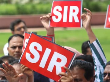 SIR নিয়ে নির্বাচন কমিশনের নতুন সিদ্ধান্ত, জেলবন্দি ও যৌনকর্মীদের জন্য আলাদা ব্যবস্থা SIR নিয়ে নির্বাচন কমিশনের নতুন সিদ্ধান্ত, জেলবন্দি ও যৌনকর্মীদের জন্য আলাদা ব্যবস্থা