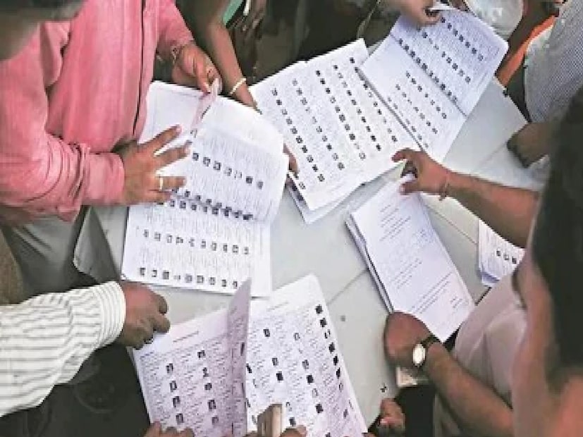 অন্য দিকে খসড়া ভোটার তালিকা প্রকাশিত হবে ৯ ডিসেম্বর। এই তালিকা নিয়ে অভিযোগ থাকলে ৯ ডিসেম্বর থেকে ৮ জানুয়ারির মধ্যে জানাতে হবে। পরবর্তী পর্যায়ে ৯ ডিসেম্বর থেকে ৩১ জানুয়ারি পর্যন্ত চলবে অভিযোগ শোনা এবং খতিয়ে দেখার কাজ। চূড়ান্ত তালিকা প্রকাশিত হবে ৭ ফেব্রুয়ারি।