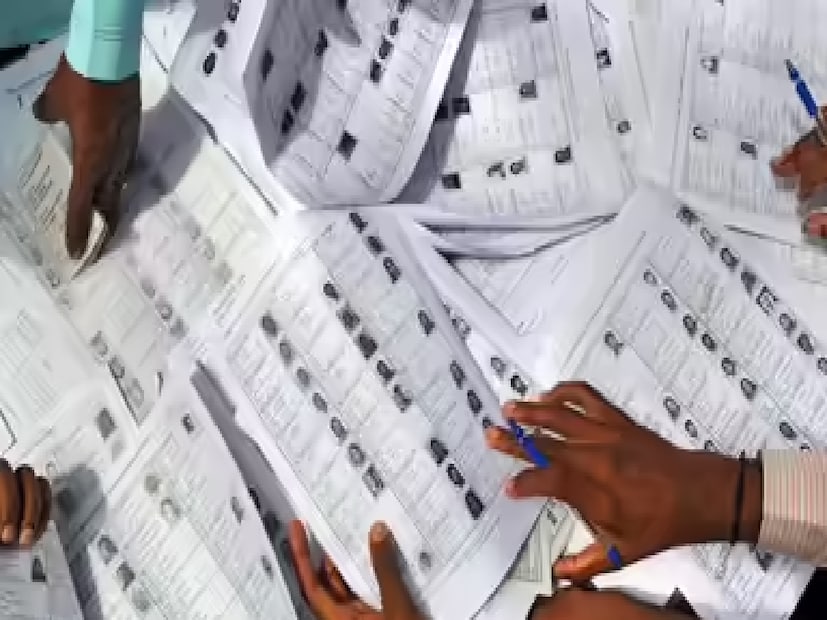 অন্যদিকে, নির্বাচন কমিশন জানিয়েছে, SIR প্রক্রিয়ার মূল দায়িত্ব বর্তাবে বুথ লেভেল অফিসার (BLO)-দের উপরেই। প্রতিটি ভোটারের সুবিধার জন্য ‘Book-a-Call with BLO’ পরিষেবা চালু করা হয়েছে। এর মাধ্যমে যে কোনও ভোটার সরাসরি নিজের বুথ লেভেল অফিসারের সঙ্গে যোগাযোগ করতে পারবেন। এজন্য প্রয়োজন হবে ‘ECI Net’ অ্যাপ। সেখানে Connect with Election Officials বিভাগে গিয়ে নিজের EPIC নম্বর টাইপ করলেই BLO সংক্রান্ত সমস্ত তথ্য পাওয়া যাবে।