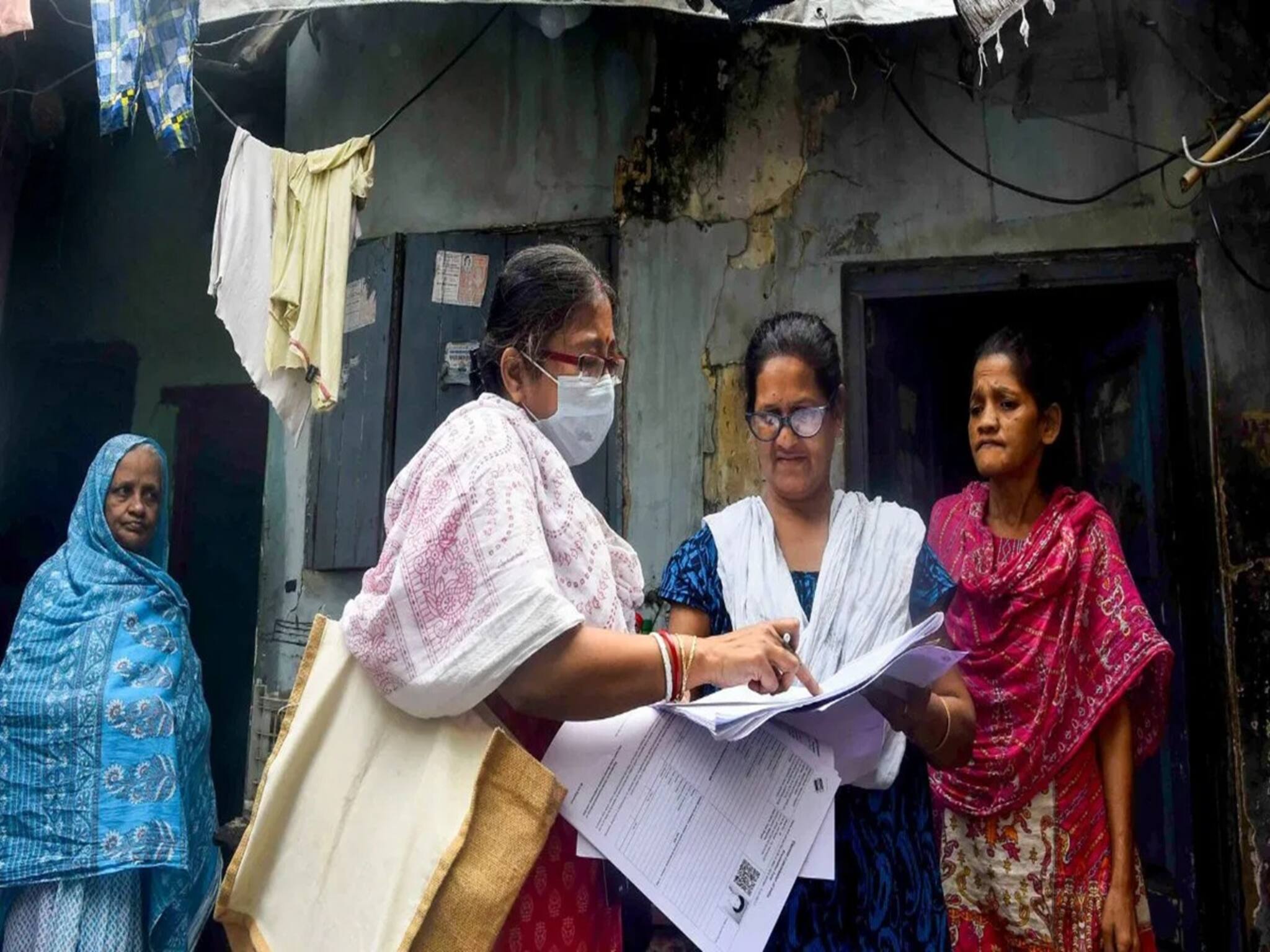 SIR in West Bengal: এসআইআর ফর্ম নিয়ে গুরুত্বপূর্ণ ১৩ দফা গাইডলাইন জারি কমিশনের! ছবি লাগবে কিনা, সই কাকে করতে হবে! জানুন ১৩টি গুরুত্বপূর্ণ নির্দেশিকা