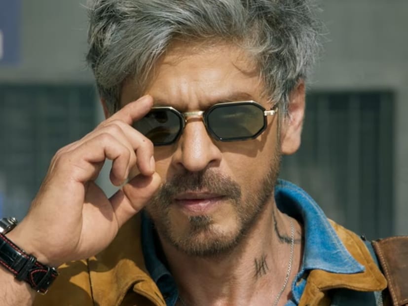 বিশেষ করে সেই সাক্ষাৎকারে শাহরুখ বলেছিলেন যে, তাঁর দৃঢ় সংকল্প এবং অবিরাম কর্মনিষ্ঠাই তাঁকে এত সক্রিয় রাখে। শাহরুখের খাদ্যতালিকা আদপেই জটিল কিছু নয়। আসলে তিনি দিনে মাত্র দু’বার খাবার খান- দুপুরের খাবার এবং রাতের খাবার। শাহরুখ বলেছেন যে এর বাইরে তিনি অন্য কিছু খান না এবং তেল-মশলা দেওয়া খাবার পছন্দ করেন না। শাহরুখ বলেছেন যে অঙ্কুরিত শস্য, গ্রিলড চিকেন, ব্রকোলি এবং কখনও কখনও মুসুর ডাল তাঁর খাদ্যতালিকা জুড়ে থাকে। এগুলো সবই প্রোটিন সমৃদ্ধ এবং সুষম পুষ্টি প্রদান করে। (Photo: Instagram)