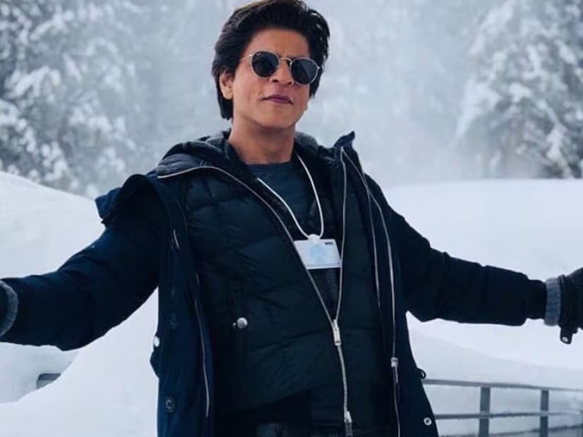 শ্যুটিংয়ের ব্যস্ত সময়সূচি সত্ত্বেও শাহরুখ আরও বলেছিলেন যে তিনি রাত ২টোয় বাড়ি ফিরে যান, স্নান করেন এবং তার পর ঘুমাতে যাওয়ার আগে ব্যায়াম করেন। নায়কের দাবি, এই অভ্যাসগুলোই তাঁকে সুস্থ রাখে। দীর্ঘ, সুস্থ জীবন অর্জনের জন্য শাহরুখের মন্ত্রটি সহজ- যাই করা হোক না কেন, তাতে ধারাবাহিকতা প্রয়োজন, নিজের শরীর বুঝে একটি রুটিন তৈরি করতে হবে এবং তা অনুসরণ করতে হবে। (Photo: Instagram)