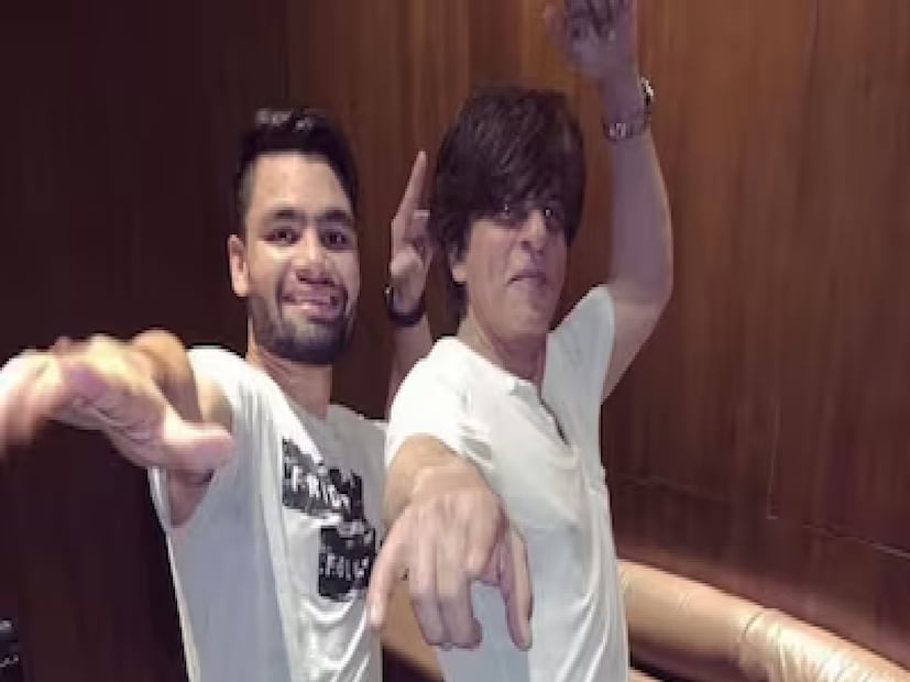 এদিকে এর আগে তারকা ব্যাটসম্যান এখন প্রকাশ করেছেন যে তিনি তাঁর আইপিএল দল - কলকাতা নাইট রাইডার্স - এর মালিক এবং বলিউড সুপারস্টার শাহরুখ খানকে তাঁর বাগদানে আমন্ত্রণ জানিয়েছেন। তবে, ব্যস্ততার কারণে সেই সময়ে বলি সুপারস্টার সেখানে যেতে পারেননি।