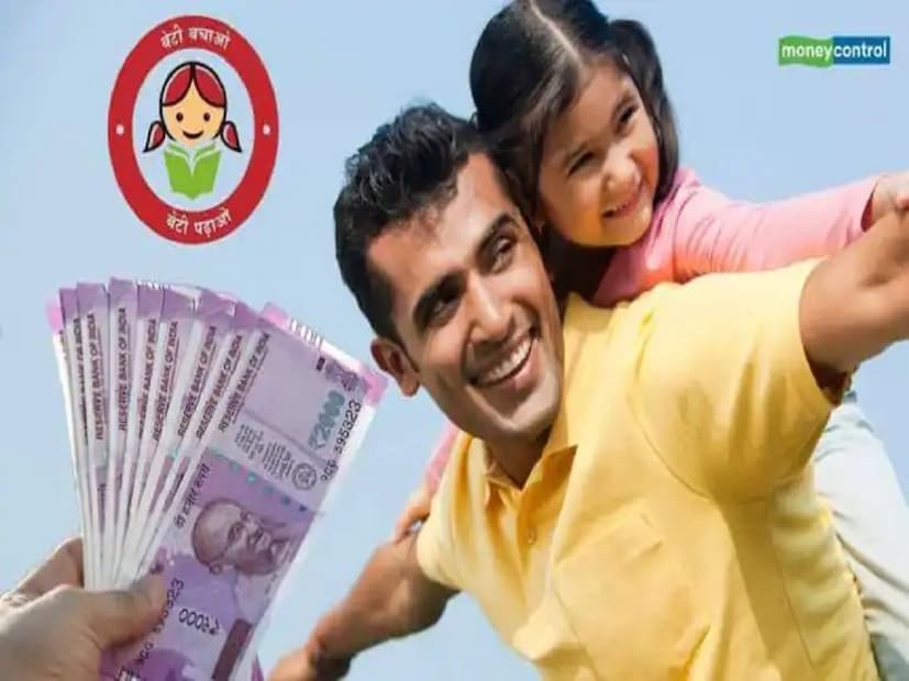 ২১ বছর পর কতটা রিটার্ন আশা করা যায়?মেয়ের পাঁচ বছর বয়স থেকে প্রতি বছর ১.৫ লক্ষ টাকা বিনিয়োগ করলে ১৫ বছর ধরে মোট অবদান হবে ২২.৫ লক্ষ টাকা। ৮.২% গড় সুদের হারে ২০৪২ সালে অ্যাকাউন্টটি ম্যাচিওর হওয়ার সময় এই বিনিয়োগ প্রায় ৭০ লক্ষ টাকায় পৌঁছাতে পারে। তবে, মুদ্রাস্ফীতি বিবেচনা করা গুরুত্বপূর্ণ। গড় মুদ্রাস্ফীতির হার প্রতি বছর ৬% ধরে নিলে ২০৪৬ সালে ৭০ লক্ষ টাকার ক্রয় ক্ষমতা আজকের নিরিখে প্রায় ২০-২২ লক্ষ টাকার সমান হবে।