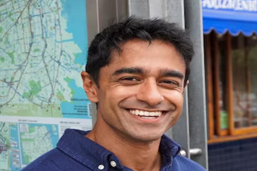 ‘‘শ্রমজীবী মানুষের পক্ষে আন্দোলনের জন্য আমাদের কাছে এটি সত্যিই সুযোগ,’’ পেলোসির বিরুদ্ধে এপ্রিলে তাঁর প্রচারণা শুরু করার সময় চক্রবর্তী এ কথা বলেছিলেন। অন্য দিকে এখন পেলোসি ঘোষণা করেছেন যে তিনি আগামী বছর আর নির্বাচনে অংশগ্রহণ করবেন না। এটি এমন একটি আসনের পথ উন্মুক্ত করে দিয়েছে যা ১৯৮৭ সাল থেকে অপ্রতিরোধ্য ছিল। রক্ষণশীল ডেমোক্র্যাটরা দীর্ঘ দিন ধরে ধনীদের উপর কর আরোপের ক্ষেত্রে সতর্ক ছিলেন, কিন্তু চক্রবর্তী সম্পদ করের মতো প্রস্তাব সমর্থন করতে দ্বিধা করেন না, এমনকি যদি এর অর্থ নিজেকে কর আরোপ করা হয়, তাহলেও তিনি সিদ্ধান্তে অটল। তিনি জোর দিয়ে বলেছেন যে তাঁর লক্ষ্য হল ডেমোক্র্যাটিক দলের ব্র্যান্ড সম্পূর্ণরূপে পরিবর্তন করা। তাঁর স্পষ্টবাদী মতামত মাঝে মাঝেই ডেমোক্র্যাটদের কাছ থেকে তীব্র প্রতিক্রিয়ার সম্মুখীন হয়েছে।