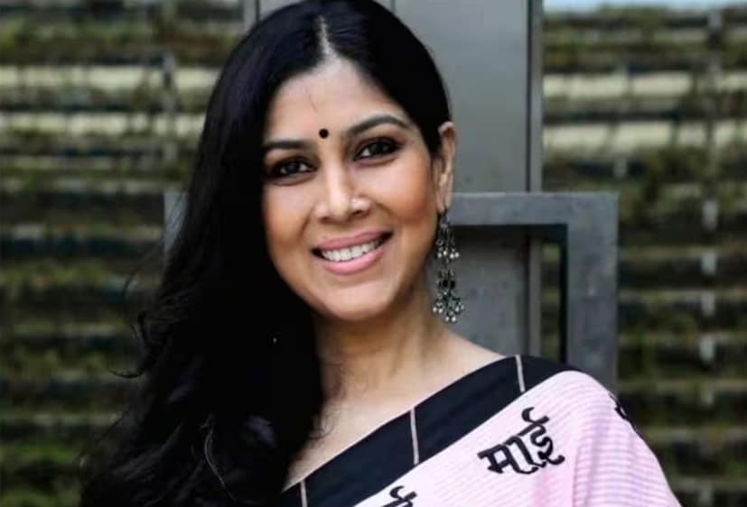 সাক্ষীও এখন এটা জানেন যে সময় প্রায়শই জীবনের গতিপথ পরিবর্তন করে। ১৯৯৮ সালে এক বন্ধুর আমন্ত্রণে সাক্ষী তনওয়ার দূরদর্শনে অনুষ্ঠিত একটি অডিশনে অংশগ্রহণ করেছিলেন। এই অনুষ্ঠানটি তাঁর জীবনের গতিপথ বদলে দেওয়ার জন্য যথেষ্ট ছিল। তিনি টেলিভিশন উপস্থাপক হিসেবে তাঁর কর্মজীবন শুরু করেছিলেন। অভিনয় সাক্ষী তনওয়ারের পছন্দ ছিল না। কিন্তু সময়ের সঙ্গে সঙ্গে সেই প্রতিভাও সবার সামনে বেরিয়ে আসে। কহানি ঘর ঘর কি ধারাবাহিক তাঁকে কেন্দ্রে রেখে আটটি সফল বছর পূর্ণ করে অবশেষে থামে। আর সাক্ষীও দর্শকদের ঘরে সুপরিচিত হয়ে ওঠেন।