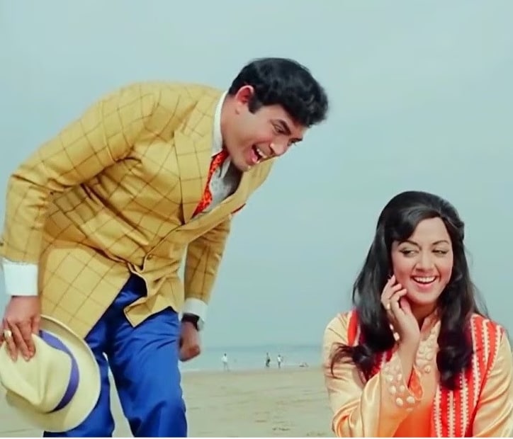 যখন হেমা ধর্মেন্দ্রকে বিয়ে করার সিদ্ধান্ত নেন, তখন সঞ্জীব মানসিকভাবে ভেঙে পড়েন। তিনি বাকি জীবন অবিবাহিত থাকার সিদ্ধান্ত নেন। সুলক্ষণা আর সঞ্জীব একসঙ্গে ওয়াক্ত কি দিওয়ার, চেহরে পে চেহরা এবং আপনাপনের মতো ছবিতে পর্দা ভাগ করে নেন, যেখানে তাঁদের রসায়ন আবেগের গভীরতাকে নিখুঁতভাবে ফুটিয়ে তুলেছিল।