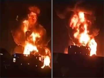 দুর্ঘটনার পর বাসে আগুন ধরে যায়৷ দুর্ঘটনার পর বাসে আগুন ধরে যায়৷