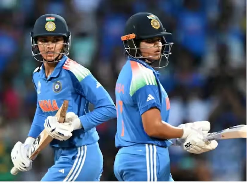 এদিন টসে জিতে প্রথমে ফিল্ডিংয়ের সিদ্ধান্ত নেয় দক্ষিণ আফ্রিকা৷ ওপেনিং জুটিতে স্মৃতি ও শাফালি ১০৪ রান যোগ করেন৷ স্মৃতি ভাল খেললেও অল্পের জন্য অর্ধশতরান মিস করেন৷ তিনি ৪৫ রানে আউট হন৷