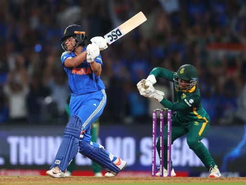 ইনফর্ম ক্রিকেটার প্রতীকা রাওয়াল টুর্নামেন্ট থেকে ছিটকে যাওয়ার পর দলে ডাক পান তরুণ ধামাকা ক্রিকেটার শাফালি৷ খেলার ধরণটা তাঁর বীরেন্দ্র সেওয়াগের সঙ্গে মেলে এটা সর্বজনবিদিত৷ কিন্তু দীর্ঘদিন তাঁর ব্যাট আর কথা বলছিল না৷