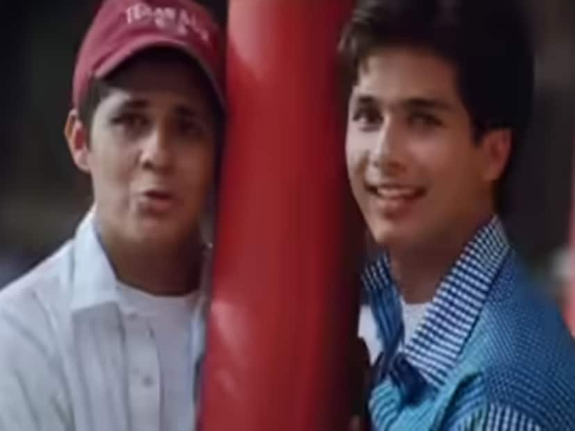 TEDx-এর এক আলোচনায় মালহোত্রা বিনোদন জগতে প্রথম কীভাবে প্রবেশ করেছিলেন সেই সম্পর্কে কথা বলতে গিয়ে অনেক কিছু স্মরণ করেন। ইন্ডিয়ান এক্সপ্রেসের উদ্ধৃতি অনুযায়ী তিনি বলেন, “প্রায় ৩০ বছর আগে, আমি ক্লাস শেষ করছিলাম, ঠিক তখনই এক সুন্দরী মেয়ে আমার দিকে এগিয়ে এসে বলল, ‘‘আমরা আমাদের চ্যানেলের মুখ খুঁজছি; তুমি কি আগ্রহী?’’ আমি জানতামও না অডিশন কী, তবে আমি পরের দিনই হাজির হই, অডিশন দিই এবং পরবর্তী ১০ বছরের জন্য ভারতে ডিজনির মুখ হয়ে উঠি। (File Photo)