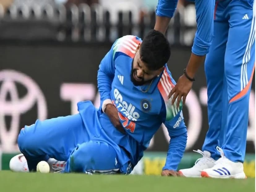 : গত মাসে অস্ট্রেলিয়ার বিরুদ্ধে সিরিজের সময়ে ফিল্ডিং চলাকালীন মারাত্মক ইনজুরিতে পড়ার পর দক্ষিণ আফ্রিকার বিপক্ষে ওয়ানডে সিরিজে ভারতের ব্যাটসম্যান শ্রেয়স আইয়ারের খেলা অনিশ্চিত বলে জানা গেছে। শুভমান গিলের নেতৃত্বাধীন দল রাঁচি, রায়পুর এবং বিশাখাপত্তনমে প্রোটিয়াদের বিরুদ্ধে তিনটি ওয়ানডে খেলবে। সিডনিতে অস্ট্রেলিয়ার বিরুদ্ধে তৃতীয় ওয়ানডেতে চোট পাওয়ার পর গত সপ্তাহে শ্রেয়সকে হাসপাতাল থেকে ছেড়ে দেওয়া হয়।