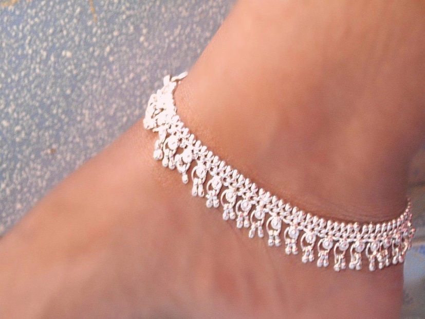 শিল্পে রুপোর চাহিদা বাড়ছেরুপোর চাহিদা ক্রমাগত বৃদ্ধি পাচ্ছে, কারণ এটি এখন কেবল গয়না এবং পূজার পণ্যগুলিতেই নয়, মোবাইল ফোন, কম্পিউটার চিপস, ইলেকট্রনিক ডিভাইস এবং সোলার প্যানেলেও ব্যবহৃত হয়। প্রযুক্তির ক্রমবর্ধমান ব্যবহারের সঙ্গে সঙ্গে রুপোর ব্যবহার দ্রুত বৃদ্ধি পেয়েছে, যা এর দামকেও প্রভাবিত করছে। বিগত বছর ধরে রুপোর দাম তীব্রভাবে বেড়েছে। যদি এই হারে চাহিদা বাড়তে থাকে, তাহলে ভবিষ্যতে দাম আরও বাড়তে পারে।