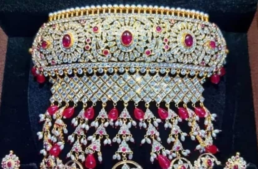 কমছে বন্ডের আয় (Bond Yield): যখন বন্ড ইয়িল্ড কমে যায়, তখন বিনিয়োগকারীরা ফিক্সড ইনকাম (fixed-income) থেকে টাকা তুলে মূল্যবান ধাতু যেমন সোনা ও রুপোতে বিনিয়োগ করতে শুরু করেন। এই কারণেই বর্তমানে প্রাতিষ্ঠানিক বিনিয়োগকারীদের (institutional investors) কেনাকাটা বেড়ে যাচ্ছে।