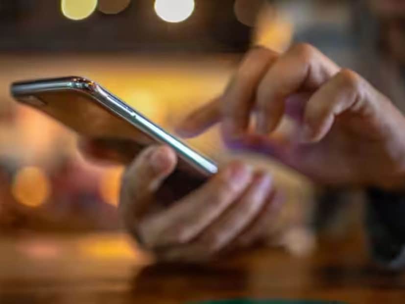 ব্যাটারির আয়ু বাড়ানোর সঠিক উপায়১. ফোনকে ২০% এর নীচে যেতে দেবেন না এবং ৮০% এর উপরে চার্জ না করাই শ্রেয়৷ ২. রাতভর চার্জিংয়ে লাগিয়ে রাখা মোটেই উচিত নয় ৩. ফাস্ট চার্জিংয়ের ব্যবহার কম করা উচিত, এতে ফোন দ্রুত গরম হয় ৪. সবসময় আসল বা ব্র্যান্ডেড চার্জারই ব্যবহার করাই ভাল 