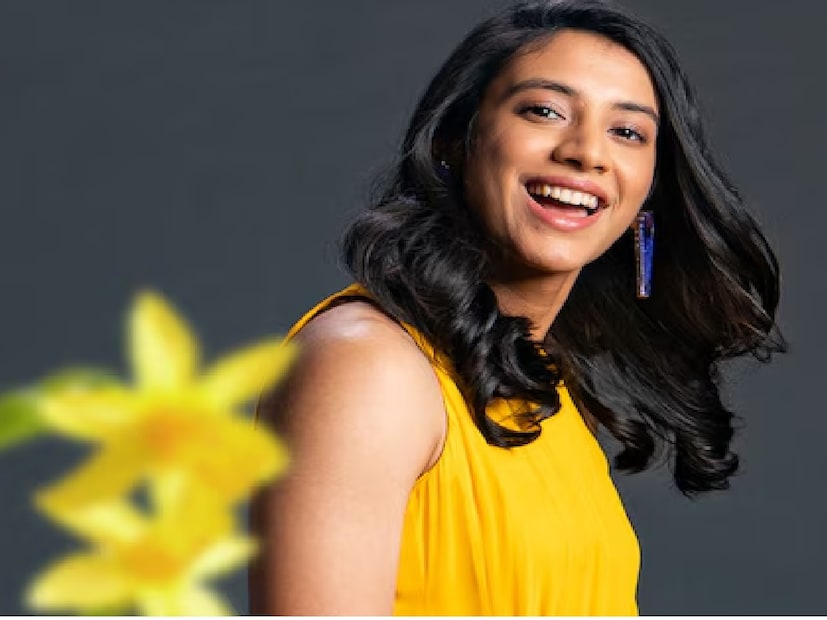 মান্ধানার মোট সম্পদের উৎস ক্রিকেট থেকে আয়, ব্র্যান্ড এনডর্সমেন্ট এবং ব্যবসায়িক উদ্যোগ। তিনি বার্ষিক ৫০ লক্ষ টাকা মূল্যের একটি গ্রেড এ বিসিসিআই চুক্তির অধিকারী এবং মহিলা প্রিমিয়ার লিগ (ডব্লিউপিএল) থেকে ৩.৪ কোটি টাকা আয় করেন, যেখানে তিনি রয়্যাল চ্যালেঞ্জার্স বেঙ্গালুরু (আরসিবি) এর অধিনায়ক। মান্ধানা হুন্ডাই, নাইকি এবং রেড বুলের মতো  ব্র্যান্ডগুলির প্রচার করেন, যার প্রতিটির থেকেই আয় ৫০-৭৫ লক্ষ টাকা। তিনি মহারাষ্ট্রের সাঙ্গলিতে থাকেন এবং একটি ব্যক্তিগত জিম, একটি ব্যক্তিগত থিয়েটার এবং SM-18 স্পোর্টস ক্যাফে নামে একটি ক্যাফের মালিক।